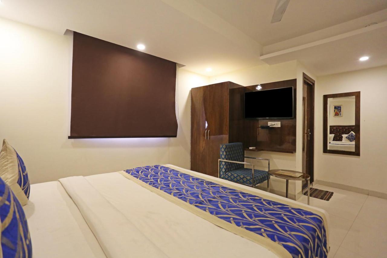 Hotel Emblem Suites- Near Delhi Airport Nuova Delhi Esterno foto