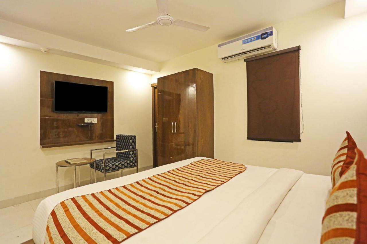 Hotel Emblem Suites- Near Delhi Airport Nuova Delhi Esterno foto