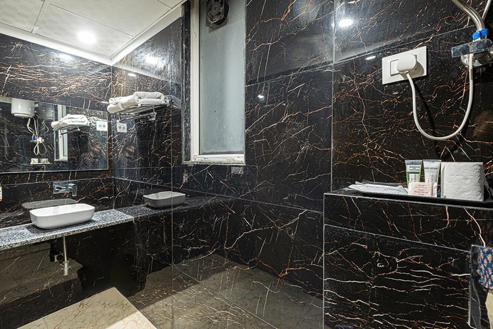 Hotel Emblem Suites- Near Delhi Airport Nuova Delhi Esterno foto
