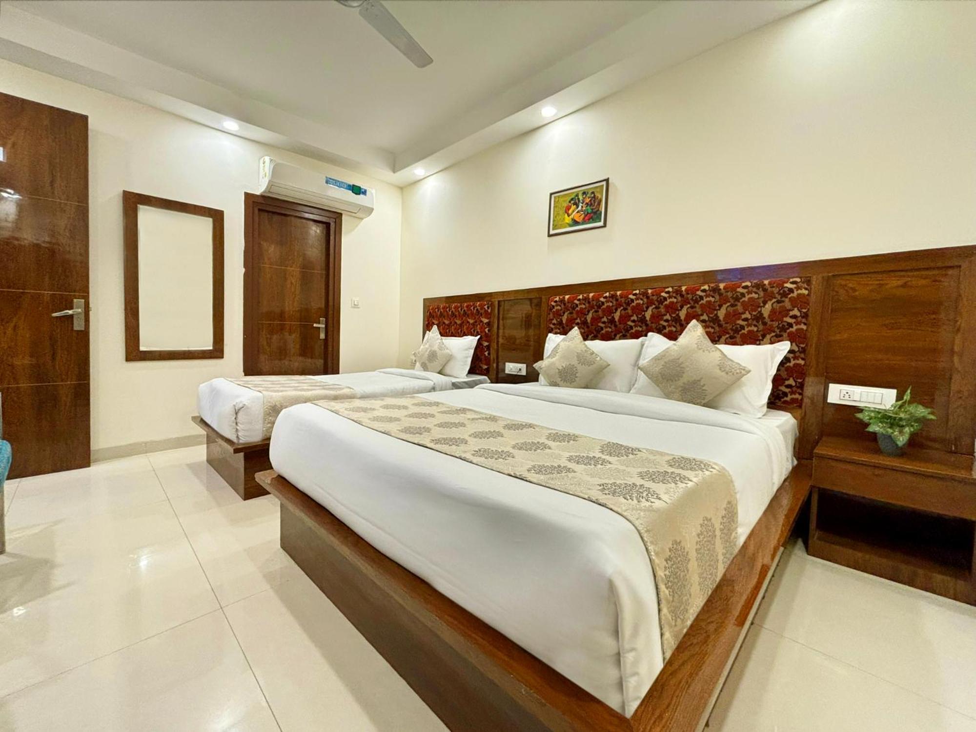Hotel Emblem Suites- Near Delhi Airport Nuova Delhi Esterno foto