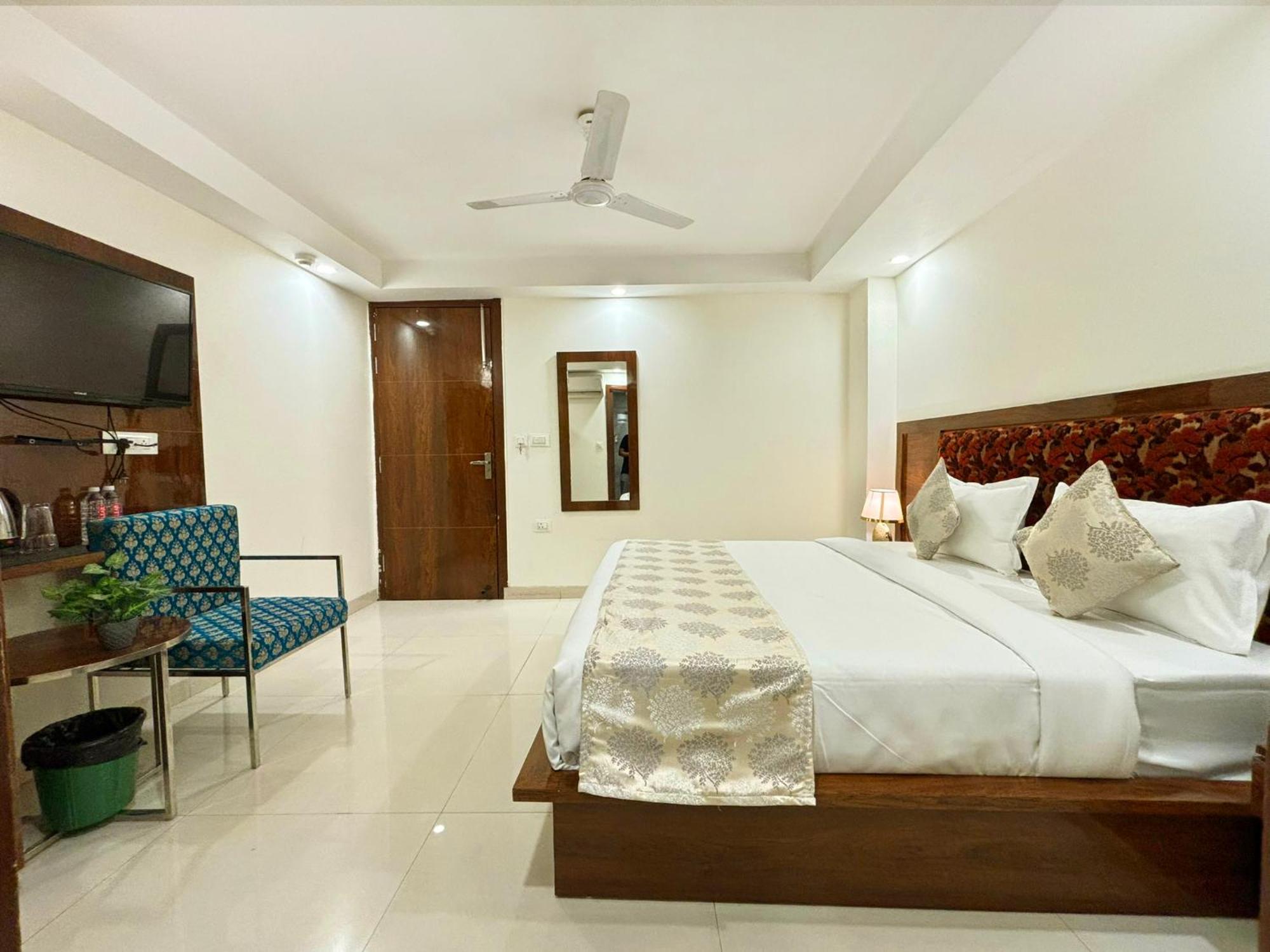Hotel Emblem Suites- Near Delhi Airport Nuova Delhi Esterno foto
