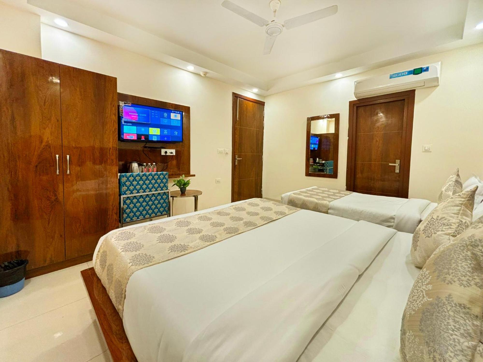Hotel Emblem Suites- Near Delhi Airport Nuova Delhi Esterno foto