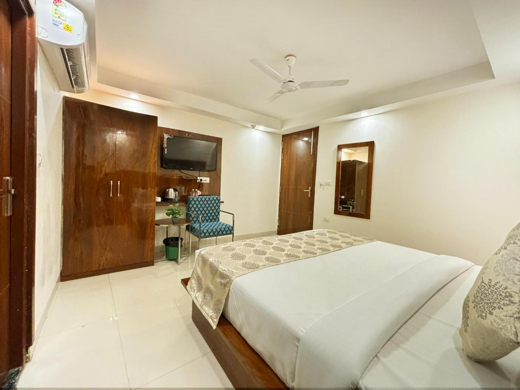 Hotel Emblem Suites- Near Delhi Airport Nuova Delhi Esterno foto