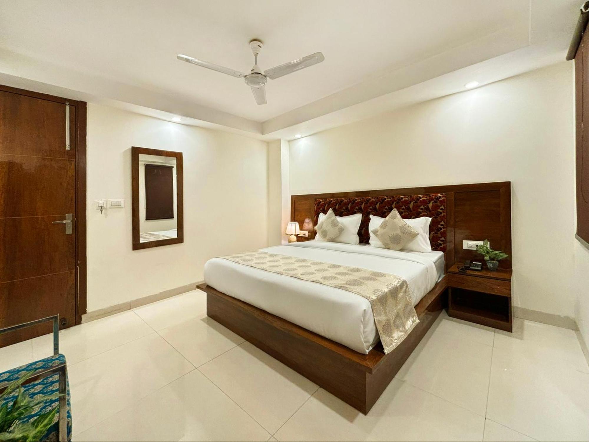 Hotel Emblem Suites- Near Delhi Airport Nuova Delhi Esterno foto