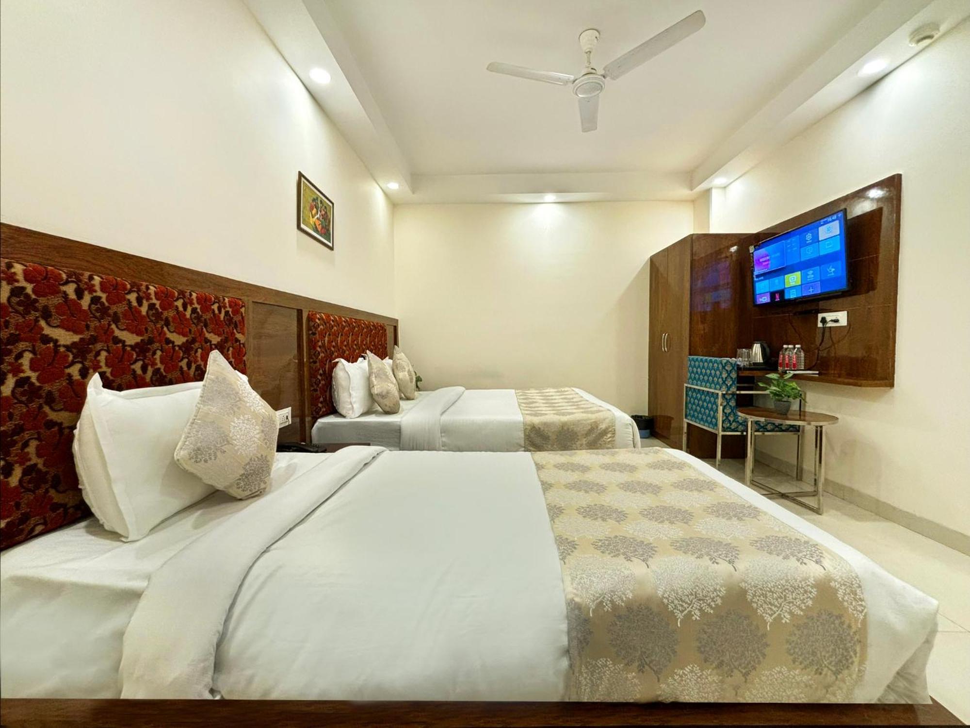 Hotel Emblem Suites- Near Delhi Airport Nuova Delhi Esterno foto