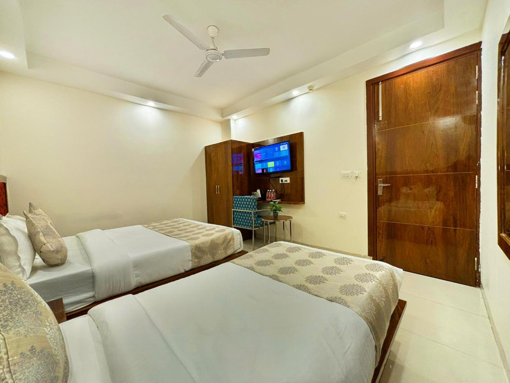 Hotel Emblem Suites- Near Delhi Airport Nuova Delhi Esterno foto