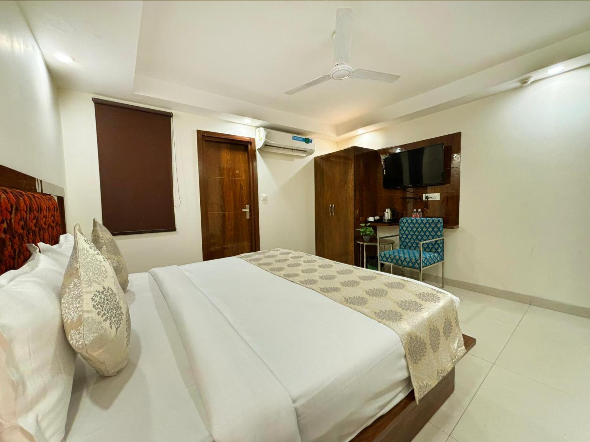 Hotel Emblem Suites- Near Delhi Airport Nuova Delhi Esterno foto