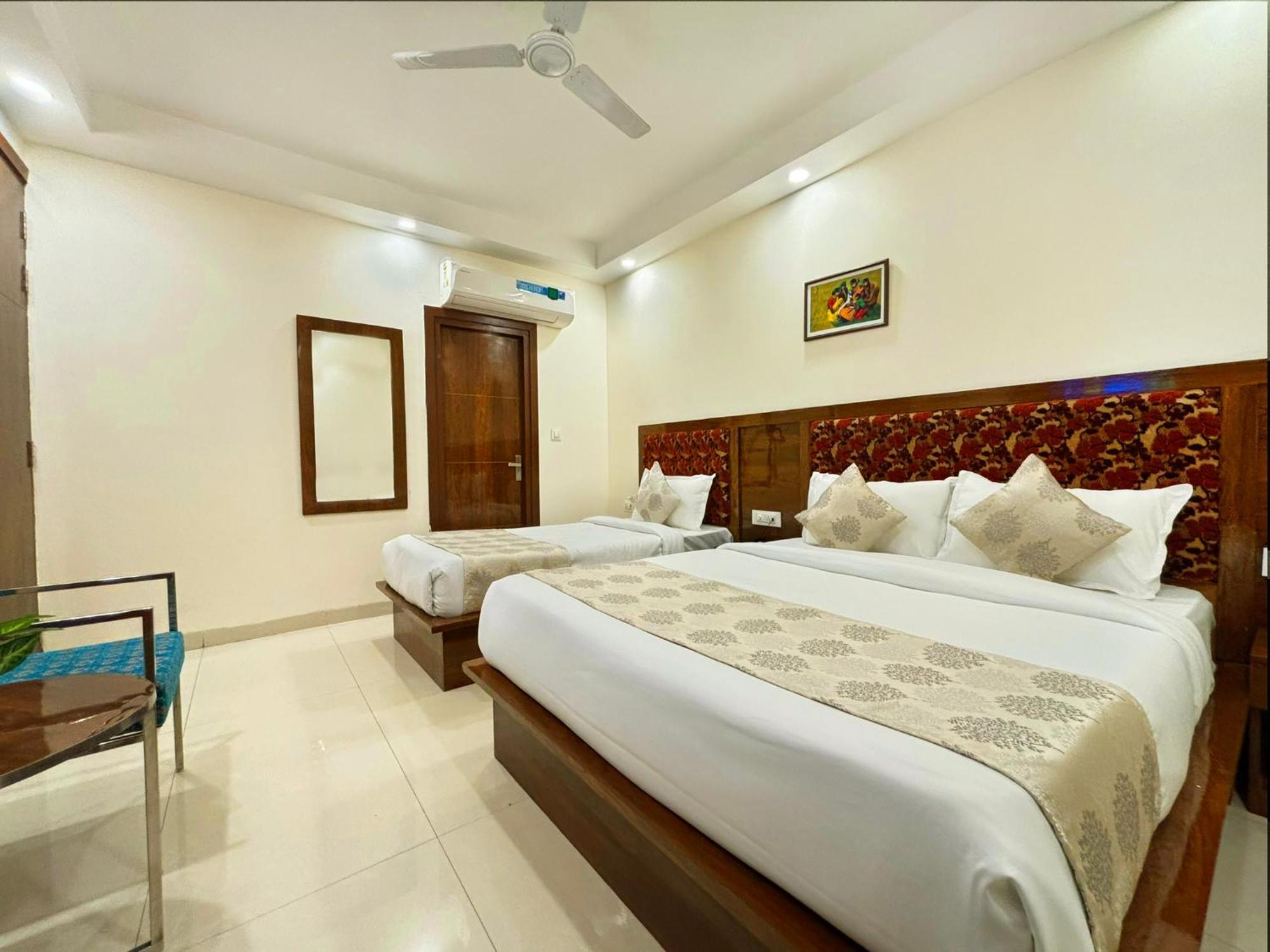 Hotel Emblem Suites- Near Delhi Airport Nuova Delhi Esterno foto