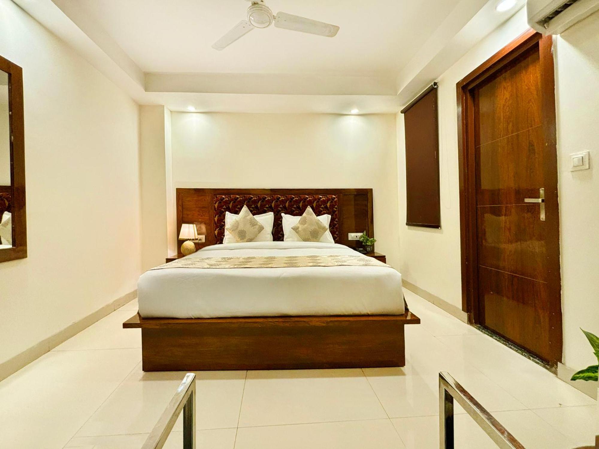 Hotel Emblem Suites- Near Delhi Airport Nuova Delhi Esterno foto