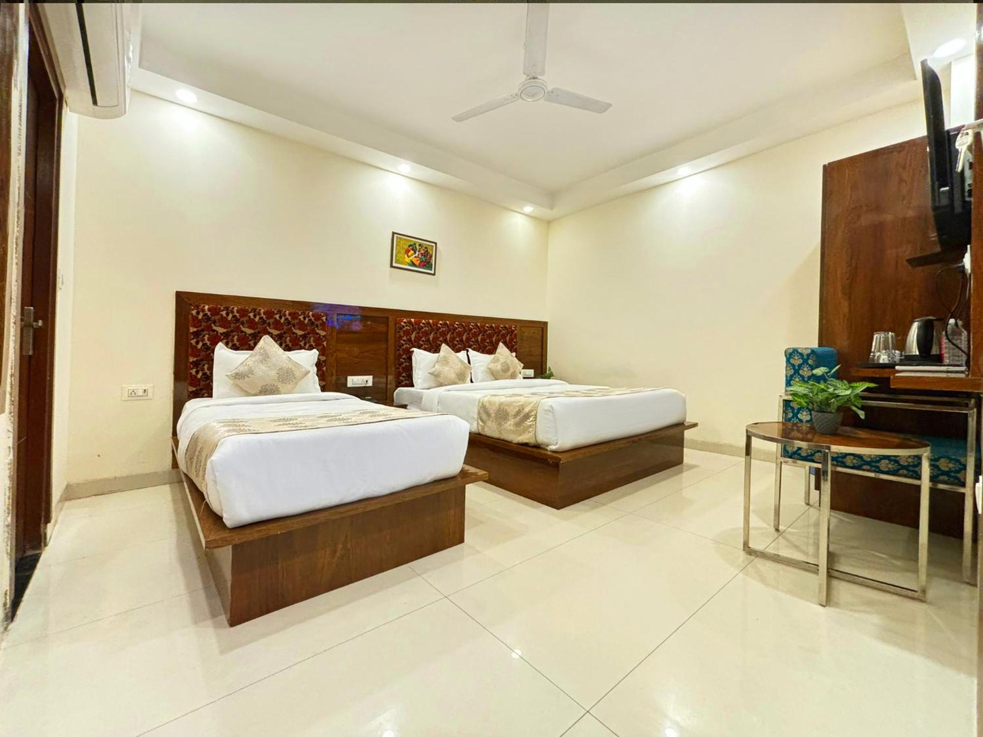 Hotel Emblem Suites- Near Delhi Airport Nuova Delhi Esterno foto