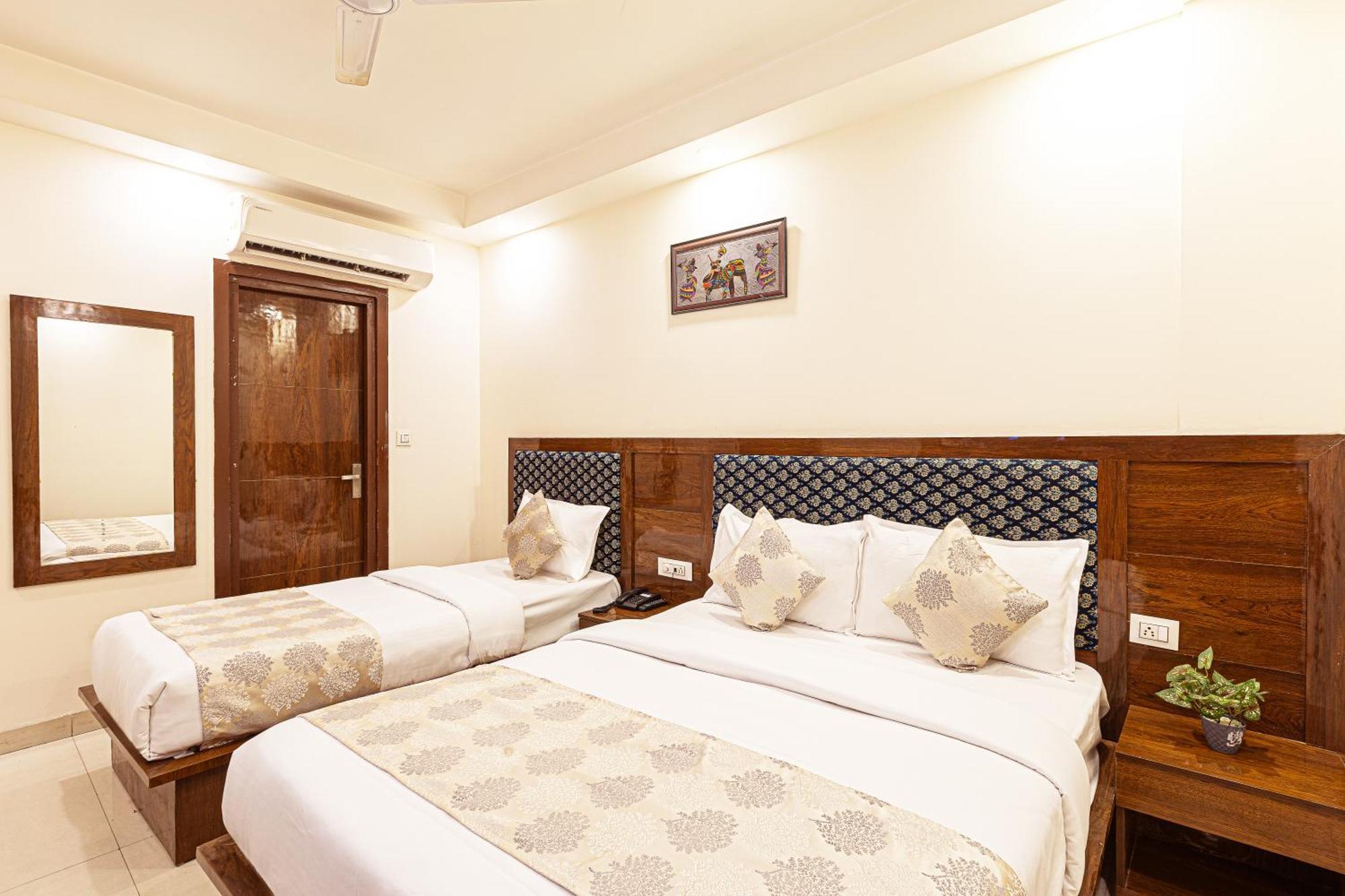 Hotel Emblem Suites- Near Delhi Airport Nuova Delhi Esterno foto