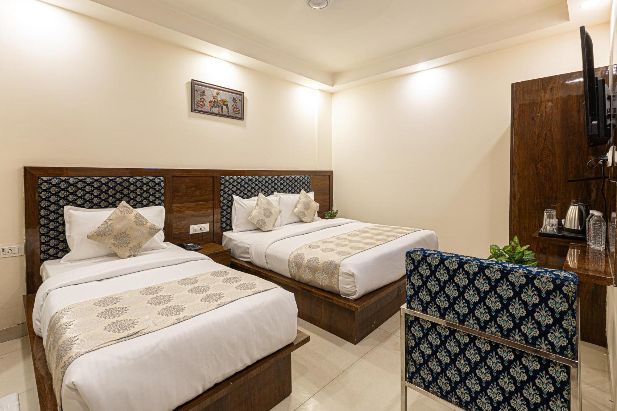 Hotel Emblem Suites- Near Delhi Airport Nuova Delhi Esterno foto