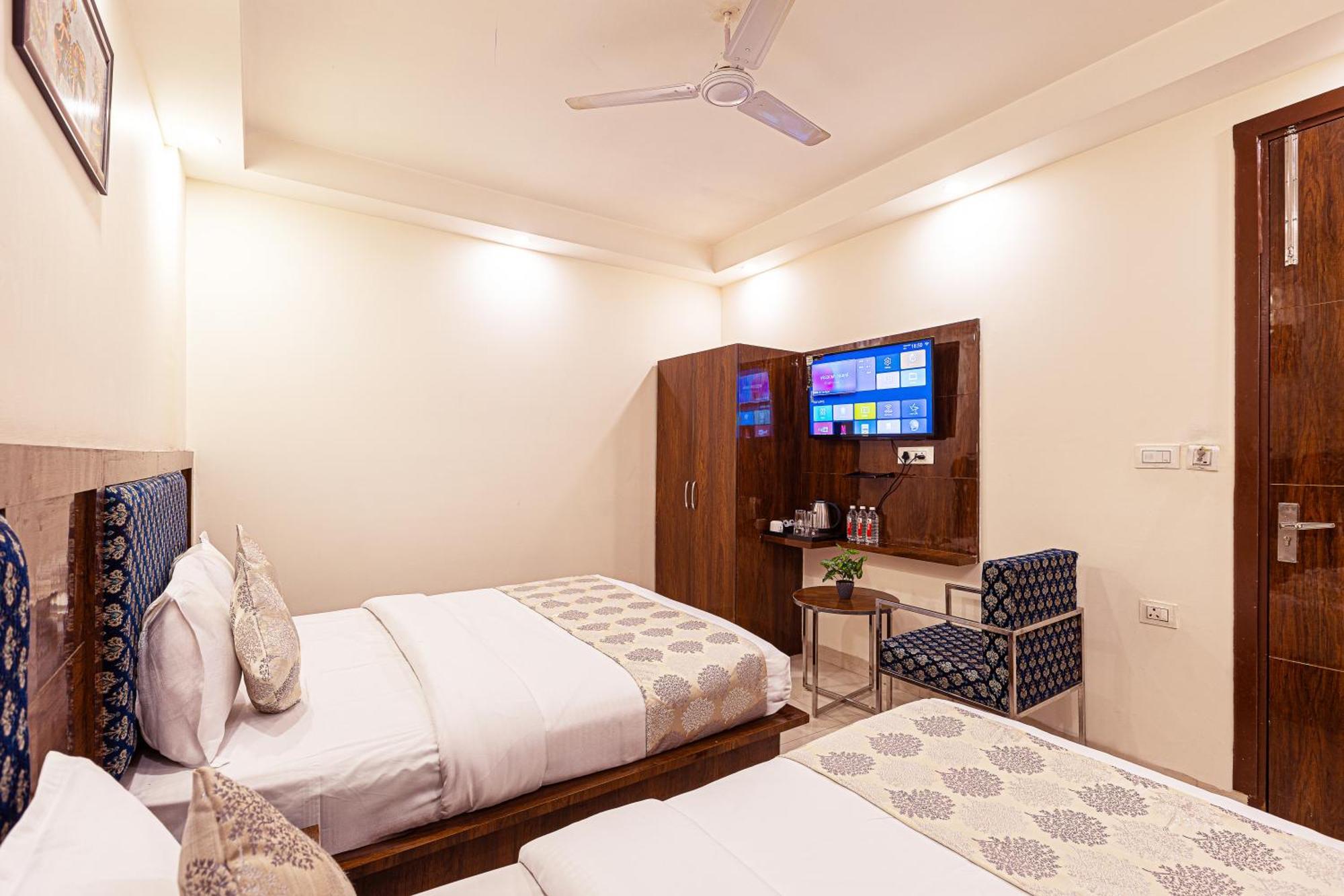 Hotel Emblem Suites- Near Delhi Airport Nuova Delhi Esterno foto
