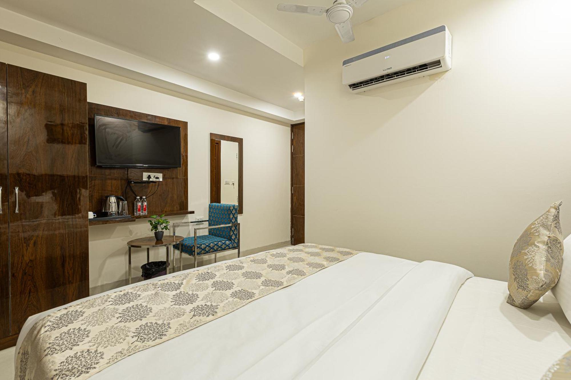 Hotel Emblem Suites- Near Delhi Airport Nuova Delhi Esterno foto