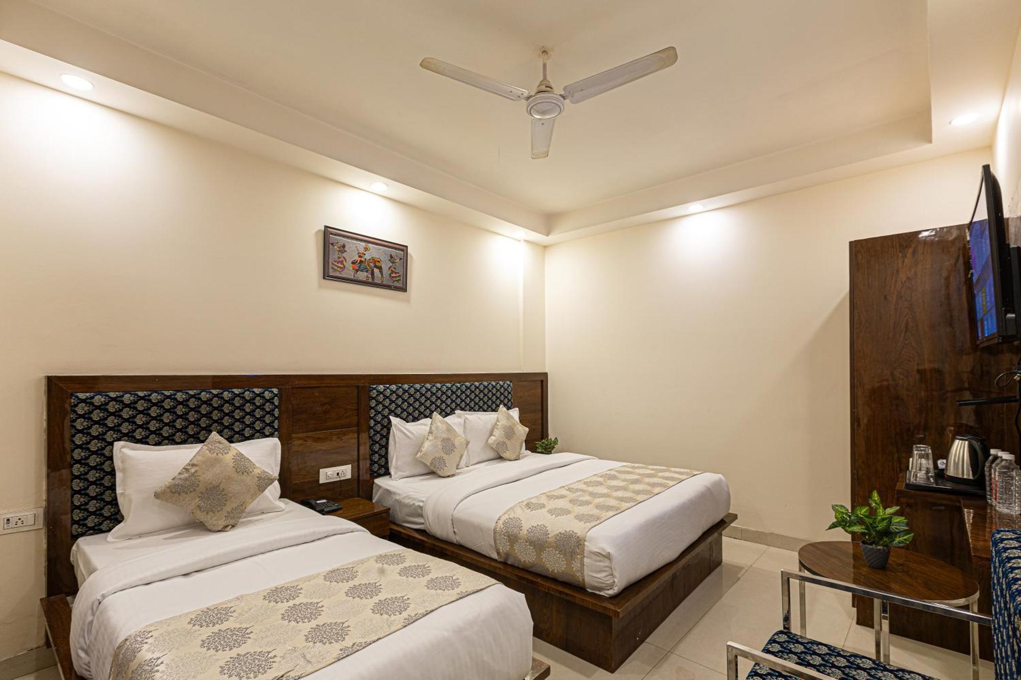 Hotel Emblem Suites- Near Delhi Airport Nuova Delhi Esterno foto