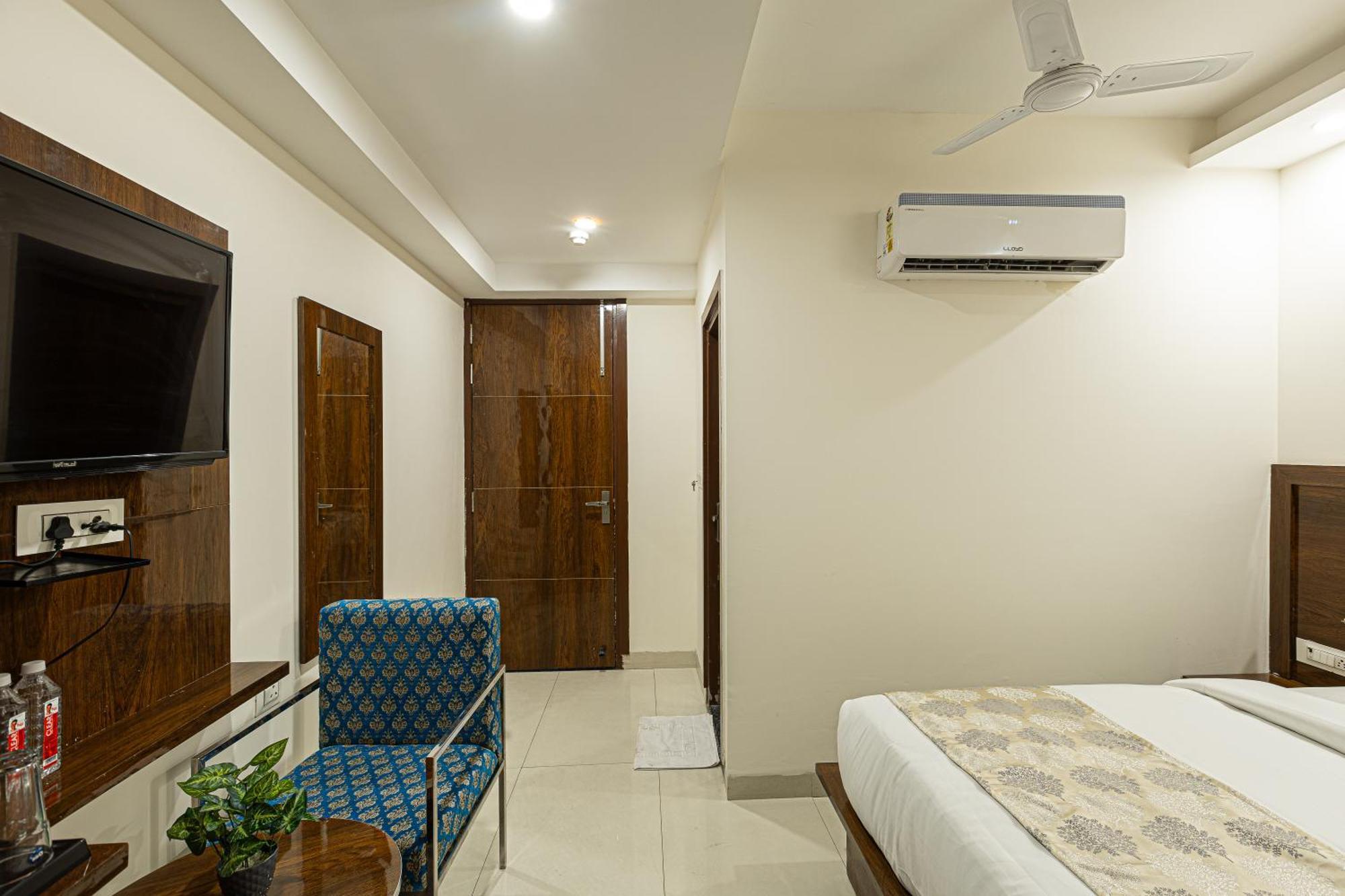 Hotel Emblem Suites- Near Delhi Airport Nuova Delhi Esterno foto