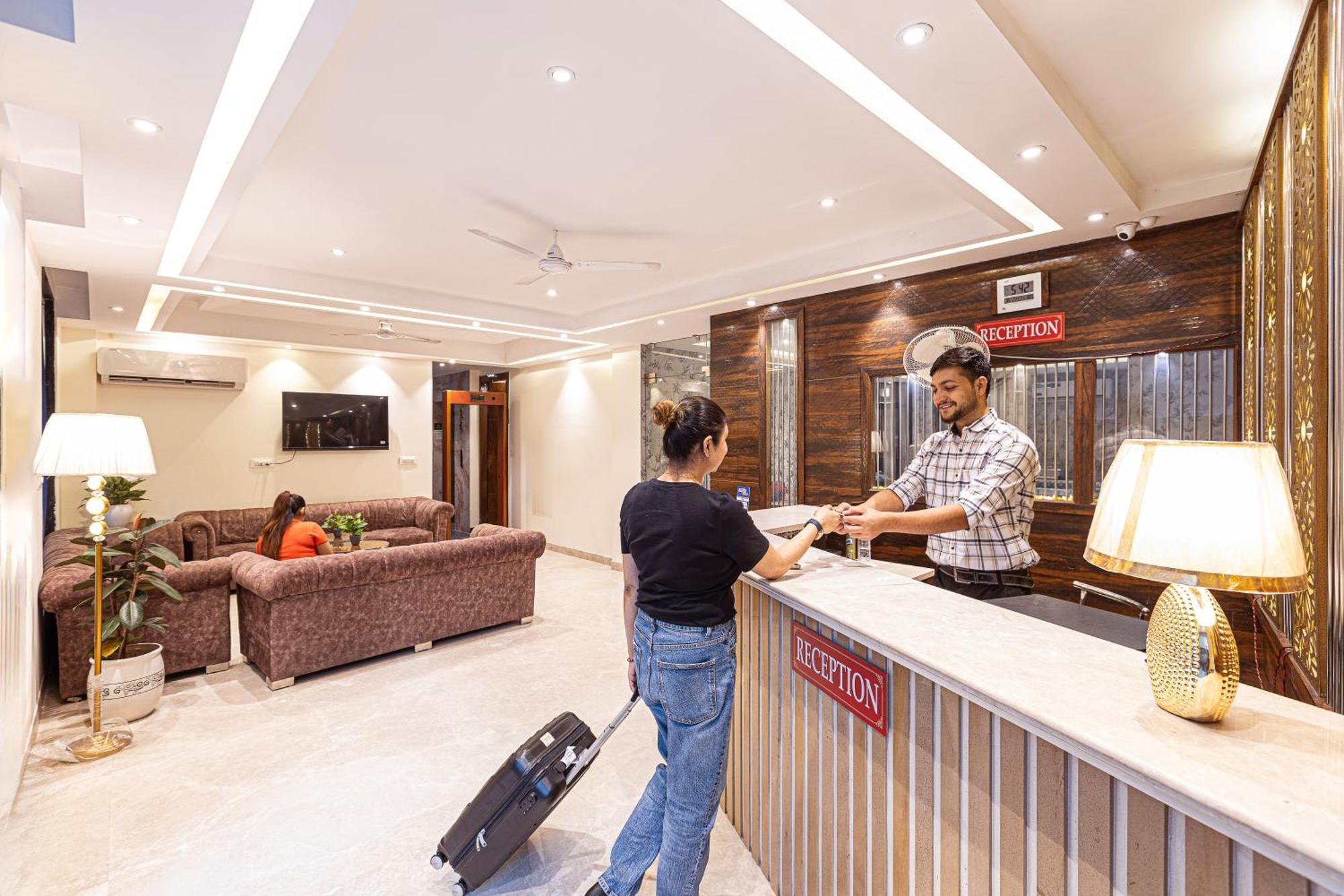 Hotel Emblem Suites- Near Delhi Airport Nuova Delhi Esterno foto
