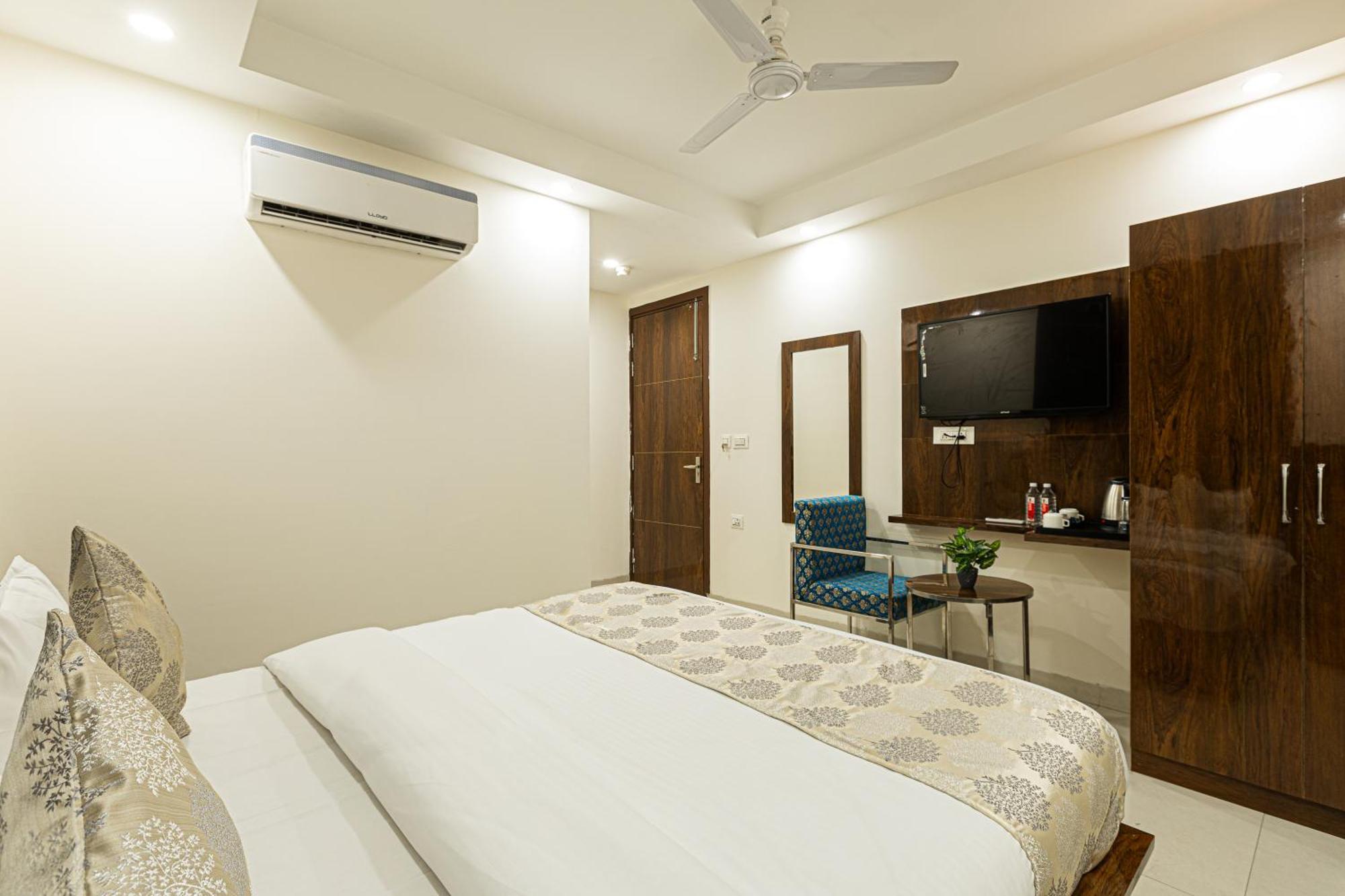 Hotel Emblem Suites- Near Delhi Airport Nuova Delhi Esterno foto