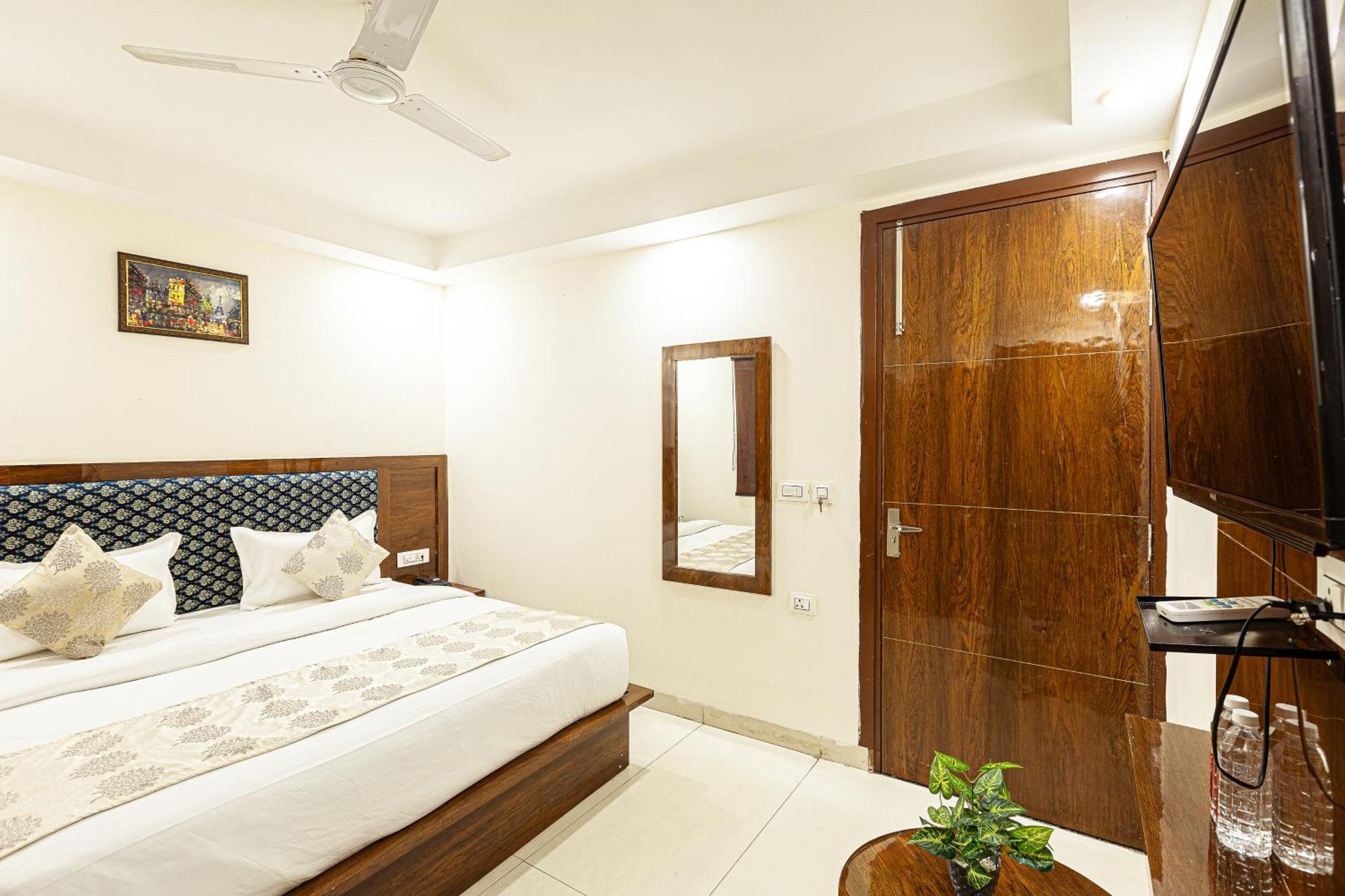 Hotel Emblem Suites- Near Delhi Airport Nuova Delhi Esterno foto