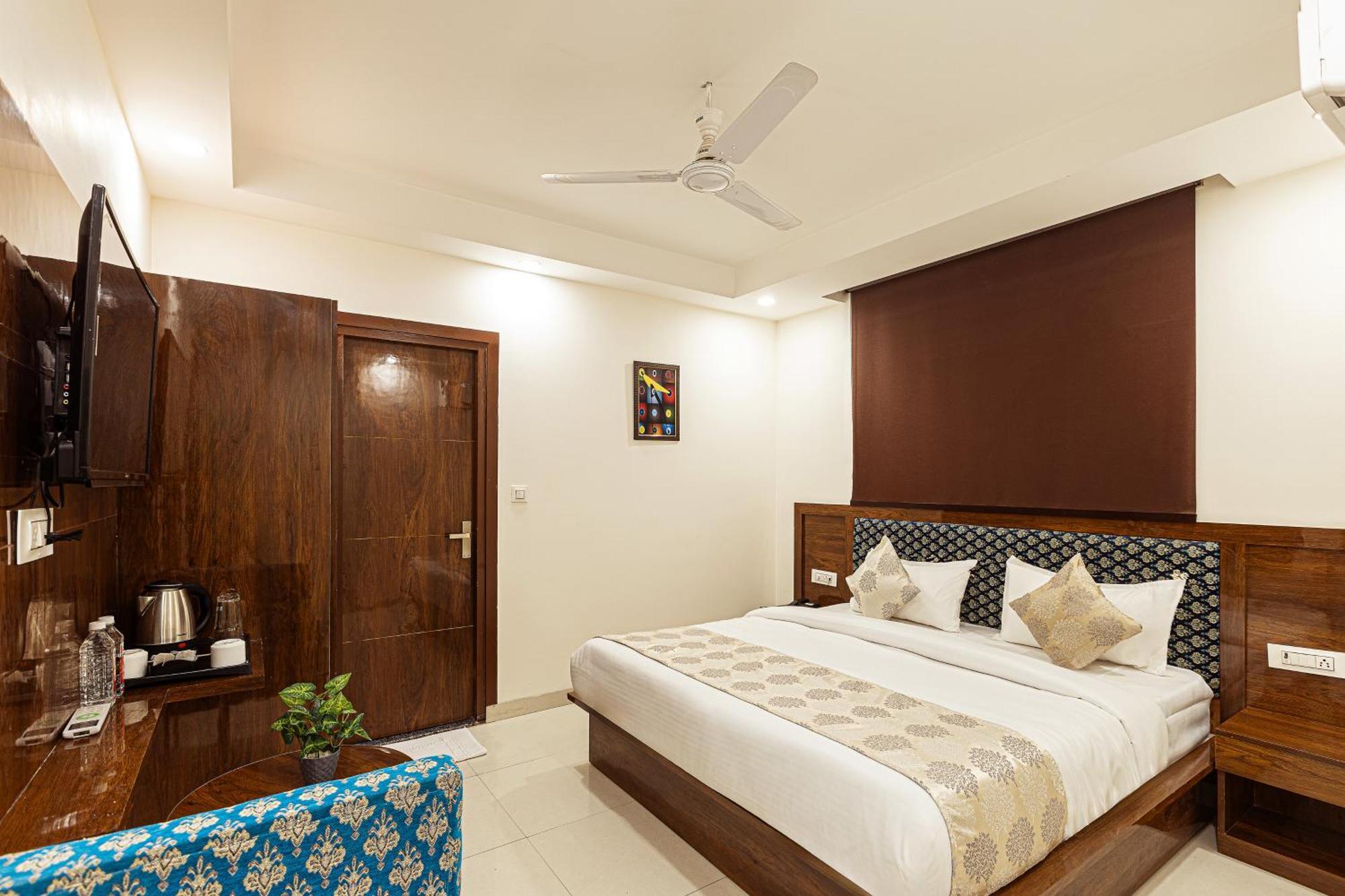 Hotel Emblem Suites- Near Delhi Airport Nuova Delhi Esterno foto