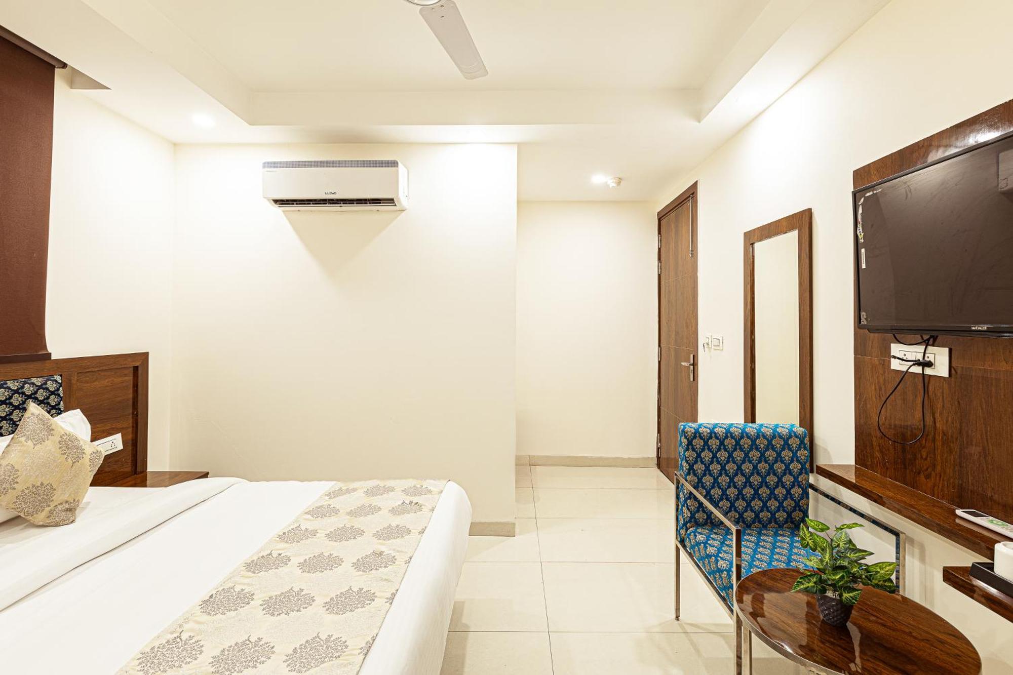 Hotel Emblem Suites- Near Delhi Airport Nuova Delhi Esterno foto