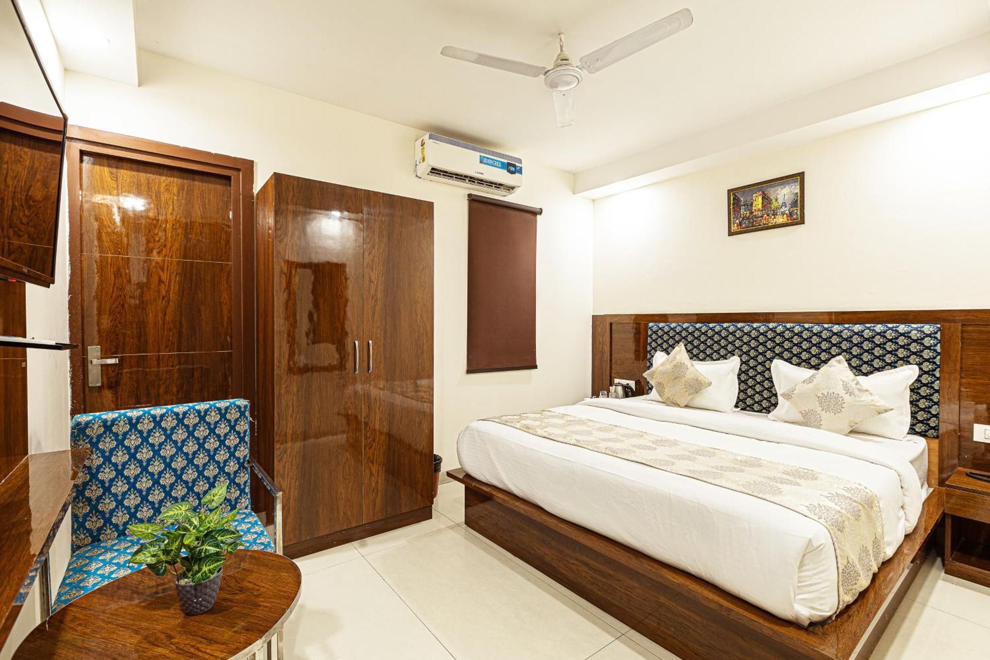 Hotel Emblem Suites- Near Delhi Airport Nuova Delhi Esterno foto