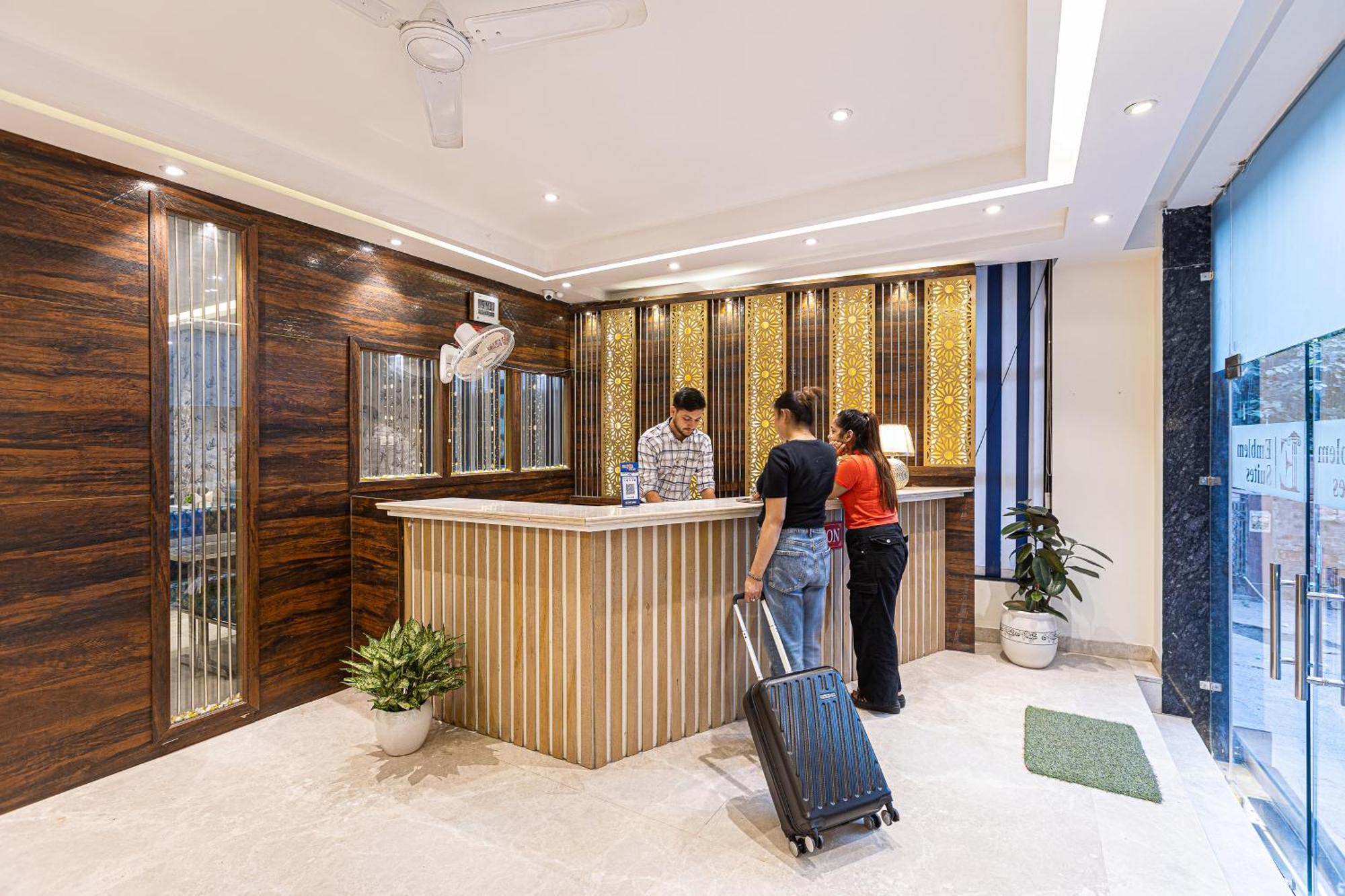Hotel Emblem Suites- Near Delhi Airport Nuova Delhi Esterno foto