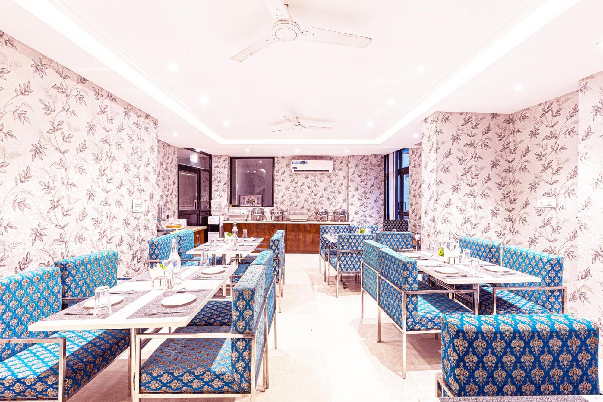 Hotel Emblem Suites- Near Delhi Airport Nuova Delhi Esterno foto